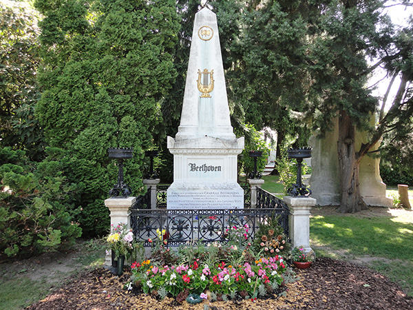 図2:現在、ベートーヴェンは中央墓地に埋葬されている。その墓碑は、ヴェーリング墓地に捧げられたオベリスク（フェルディナント・シューベルト）の模造である。